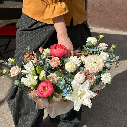 Корзинка с пионами