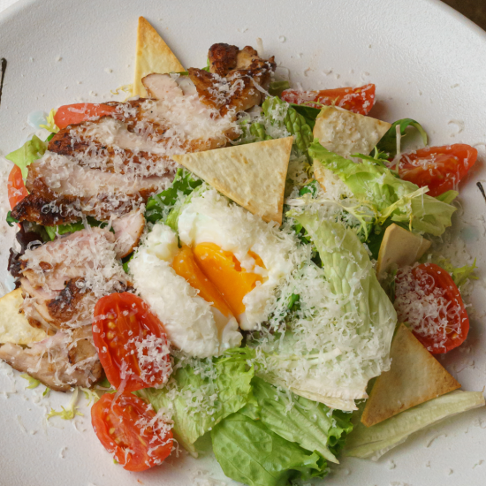 Салат с цыпленком и яйцом пашот