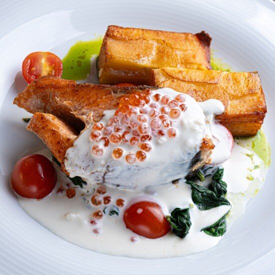 Стейк из форели со шпинатом