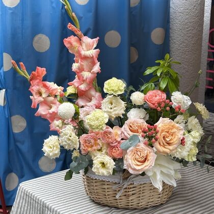 Корзина с гладиолусами