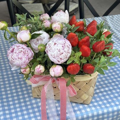 Strawberry peonies M