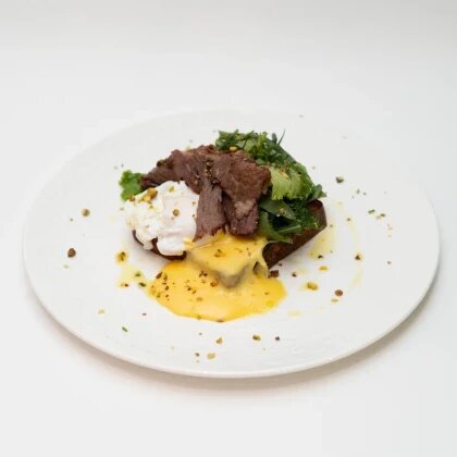 Брускетта с пастрами и яйцом пашот