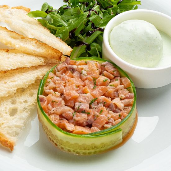 Тартар из лосося с пряными специями