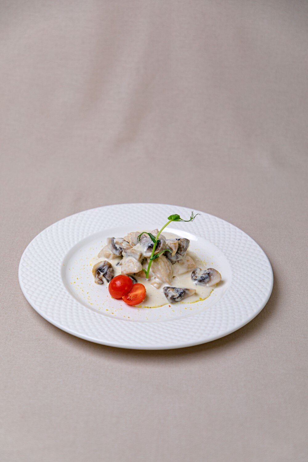 Курица с грибами в сливочном соусе с картофельным пюре