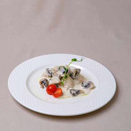 Курица с грибами в сливочном соусе с картофельным пюре