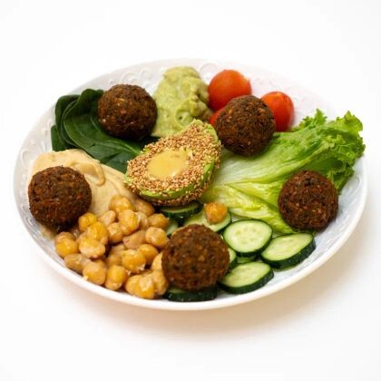 Салат с фалафелем и овощами