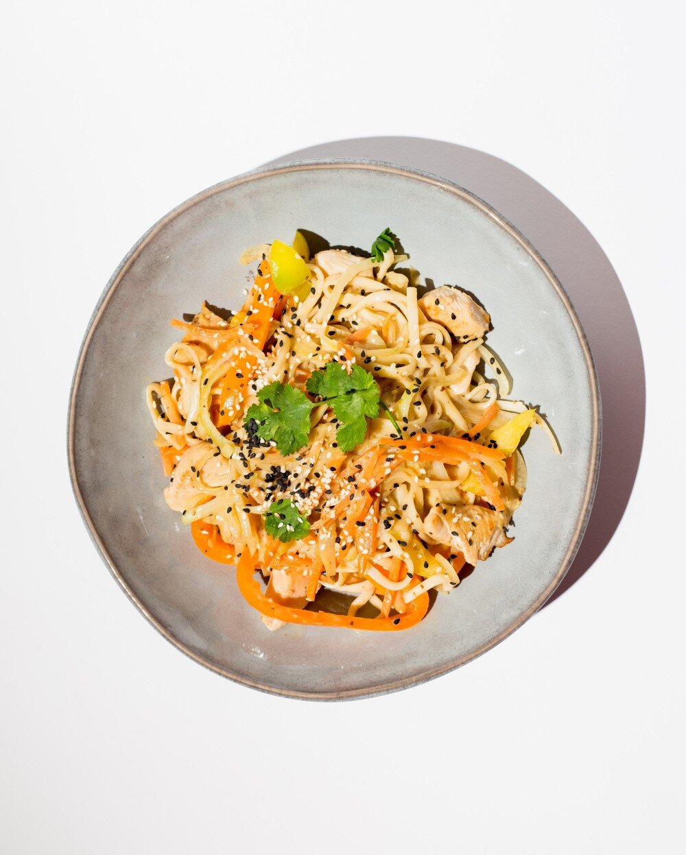 Вок с курицей и овощами в кунжутном соусе