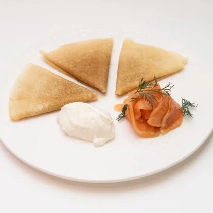 Блины с лососем и сливочно-сырным кремом