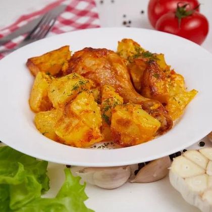 Голень запеченная с картофелем