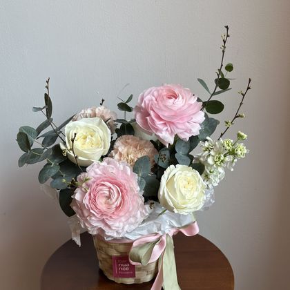 Лукошко с ранункулюсами