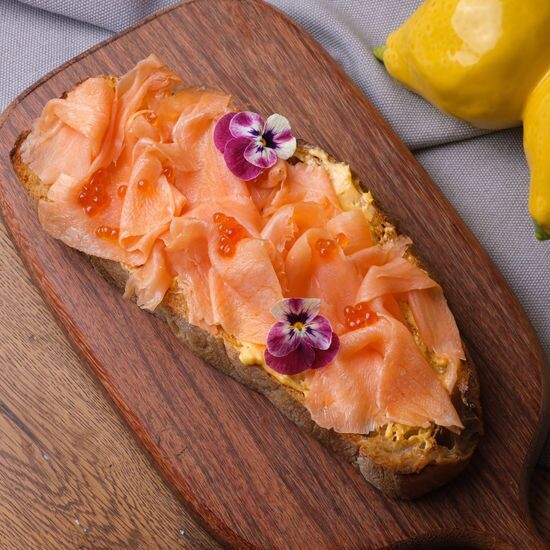 Брускетта с лососем