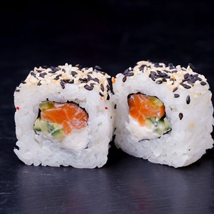 Ролл "Филадельфия в кунжуте"