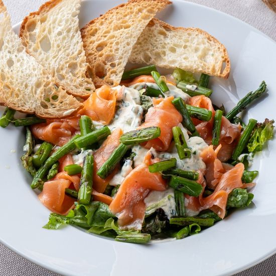 Салат с маринованным лососем и спаржей