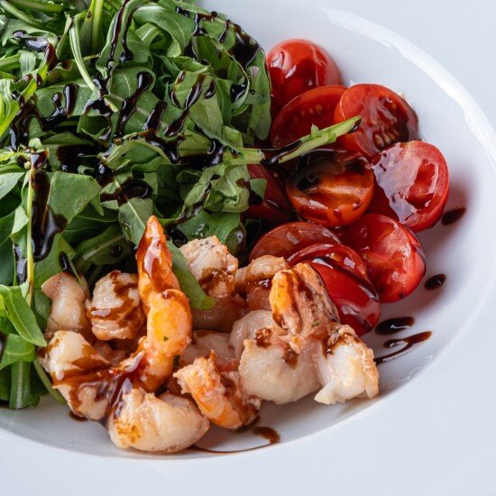 Салат с рукколой и креветками в бальзамическом уксусе