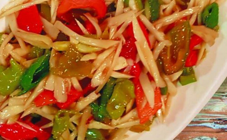 Побеги бамбука со свежим перцем