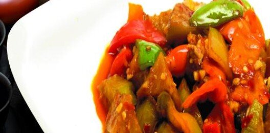 Баклажаны тушеные в красном соусе