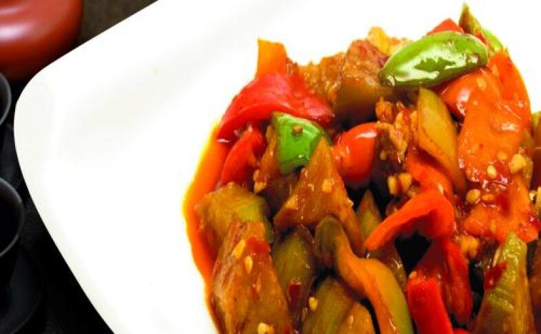 Баклажаны тушеные в красном соусе