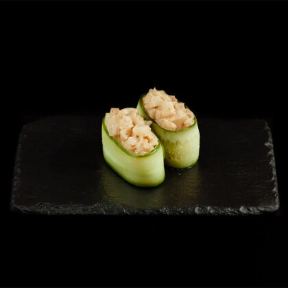 Гункан в огурце с гребешком