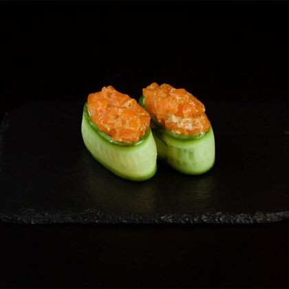 Гункан в огурце с лососем