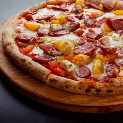 Пицца с охотничьими колбасками