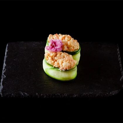 Гункан в огурце с креветками