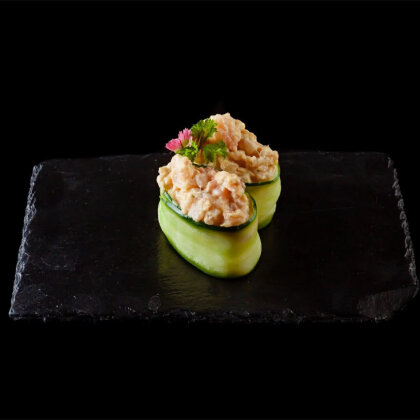 Гункан в огурце с окунем