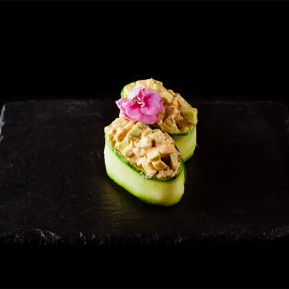 Гункан в огурце с авокадо