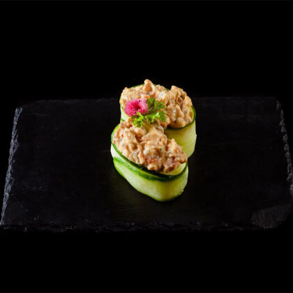 Гункан в огурце с угрем