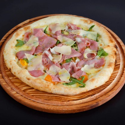 Пицца с говяжьей ветчиной
