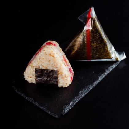 Онигири с лососем гравлакс