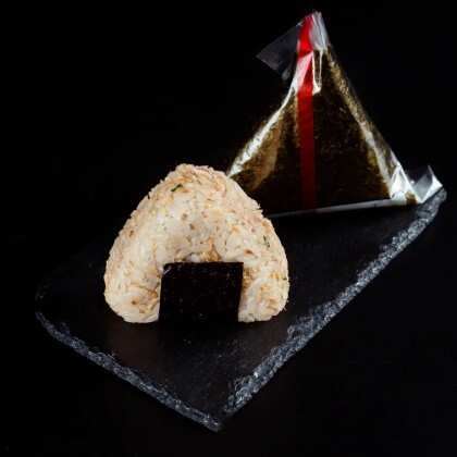 Онигири с консервированным тунцом