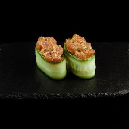 Гункан в огурце с тунцом