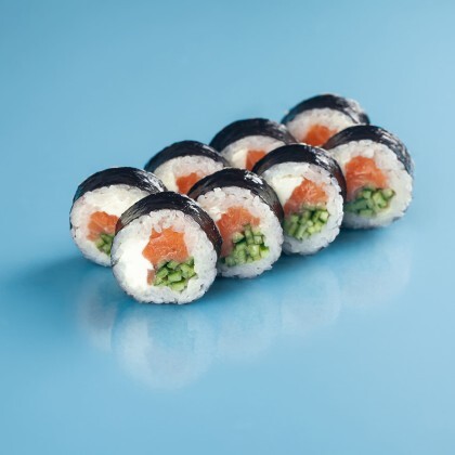 Сливочный ролл с лососем и огурцом