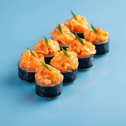 Закрытый ролл с лососем спайси и сливочным сыром