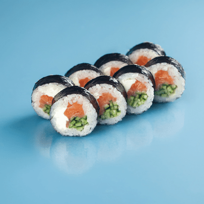 Сливочный ролл с лососем и огурцом