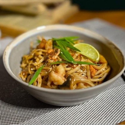 Вок с морепродуктами и лапшой Удон