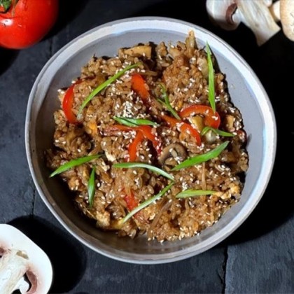 Вок с жареным рисом яйцом и куриным филе