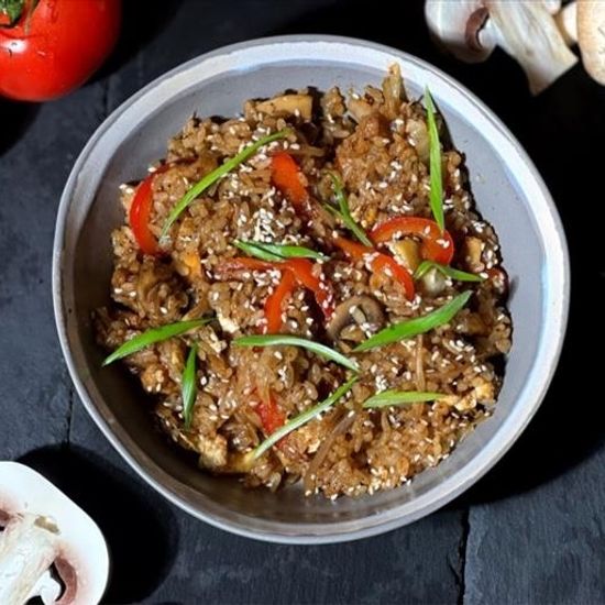 Вок с жареным рисом яйцом и куриным филе
