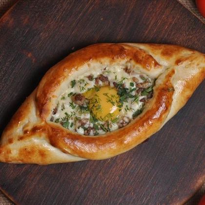 Лодочка с фаршем, яйцом и сырным бортом