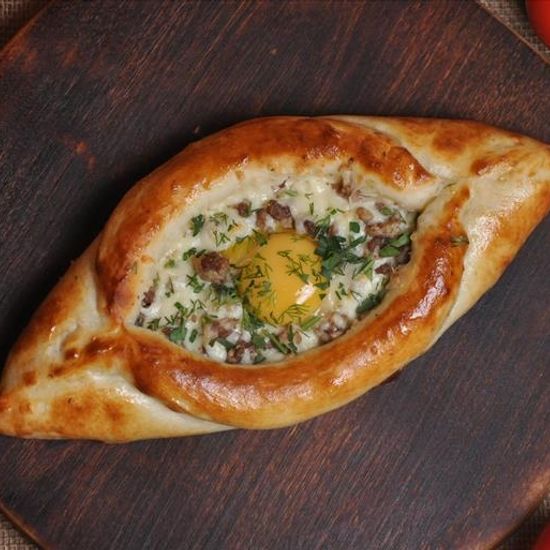 Лодочка с фаршем, яйцом и сырным бортом