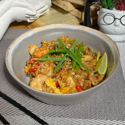 Вок с жареным рисом яйцом и морепродуктами