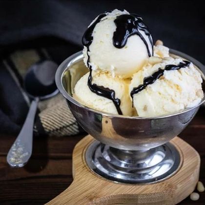 Мороженое сливочное с шоколадным топингом