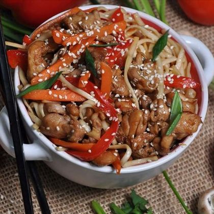 Вок с курицей и лапшой удон