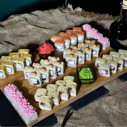 МЕГА Комбо (7 порций роллов + пицца)