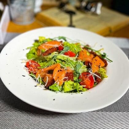 Салат с лососем и вялеными томатами