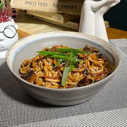 Вок с говядиной и лапшой Удон соусом Блэк Пеппер