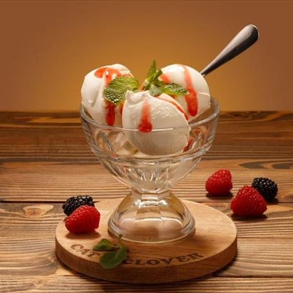 Мороженое сливочное с клубничным топингом