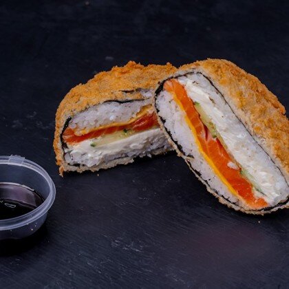 Суши-бургер с лососем