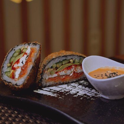 Суши-бургер со слабосоленым лососем