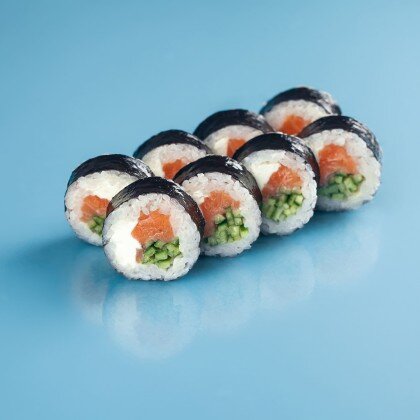 Сливочный ролл с лососем и огурцом